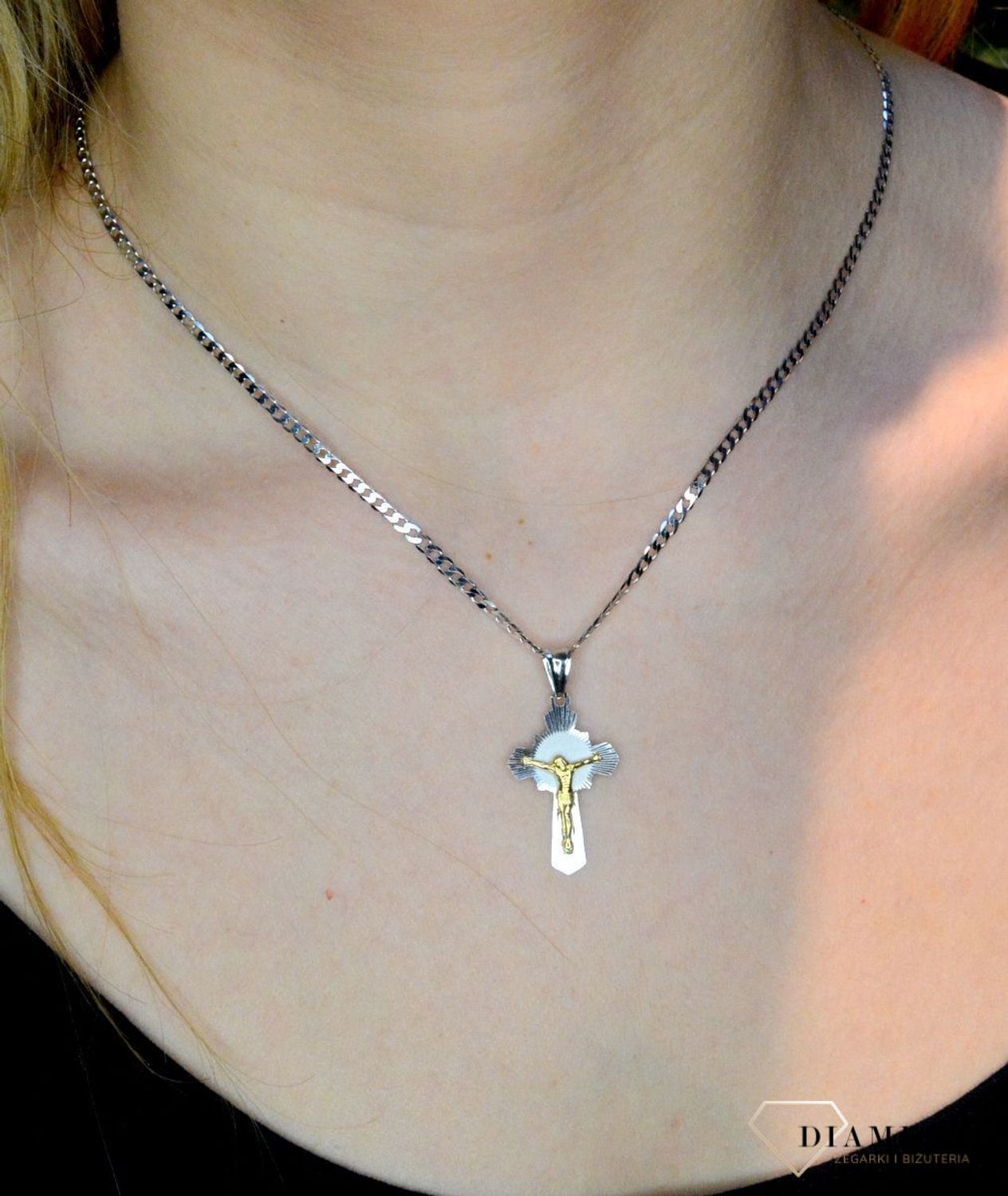 Złoty łańcuszek białe złoto 585 pancerka z grawerowaniem 3mm 45 cm DIA-LAN-6018-585 3mm. Łańcuszki to uniwersalne dodatki, które sprawdzają się na każdą okazję i dla kobiet w każdym wieku. Złoty łańcuszek jest uniwersalnym d.jpg